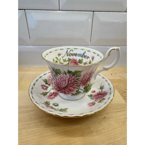 Vintage Royal Albert China Tea Cup & Saucer Flower Of The Month-Chrysanthemum - Picture 1 of 5